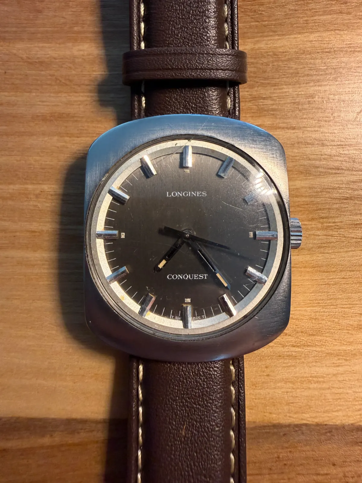Orologio vintage Longines Conquest Ref. 1535 – Grey Sunburst Dial - Calibro Longines 706 · Carica manuale · Cassa cushion 35 × 40 mm · Anni ’70 — foto 1