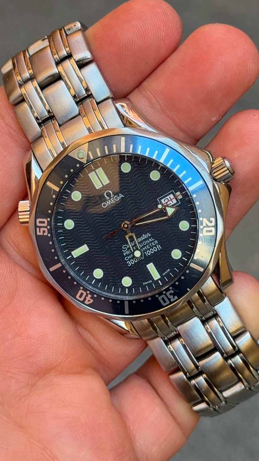 Orologio vintage Omega Seamaster Professional 300M “James Bond” Ref. 168.1623 | Wave Dial Blu | Calibro Automatico 1120 COSC | 41 mm | Super-LumiNova | Fine anni ’90 — foto 1