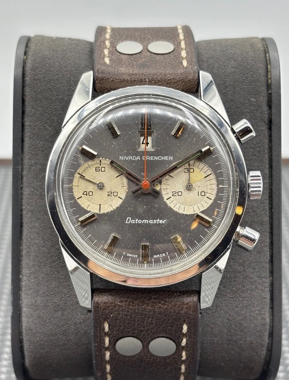 Orologio vintage Nivada Grenchen Datomaster Ref. 87003 | Landeron 187 | Datario a ore 12 | Grey Sunburst Dial | 36 × 43 mm | Anni ’60 — foto 1