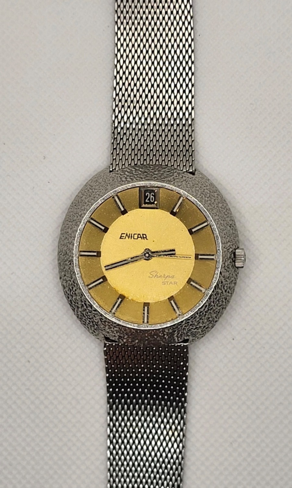 Orologio vintage Enicar Sherpa Star “Volcano” Automatic Calibro AR 1145 | 24 Jewels | Cassa martellata 38 mm | Data a ore 12 | Quadrante champagne | Anni ’70 — foto 1