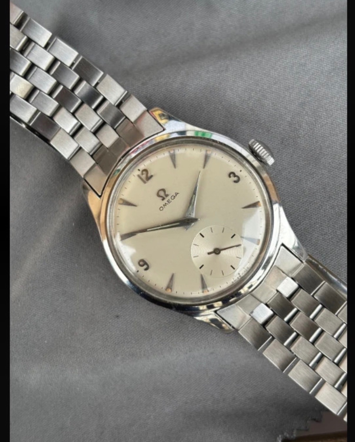 Orologio vintage Omega Omega Ref. 2383-4 | Calibro 30T2 | Carica manuale | Piccoli secondi | Cassa in acciaio 35 mm | Quadrante argenté 3-9-12 | Bracciale Omega | ca. 1945–1946 — foto 1